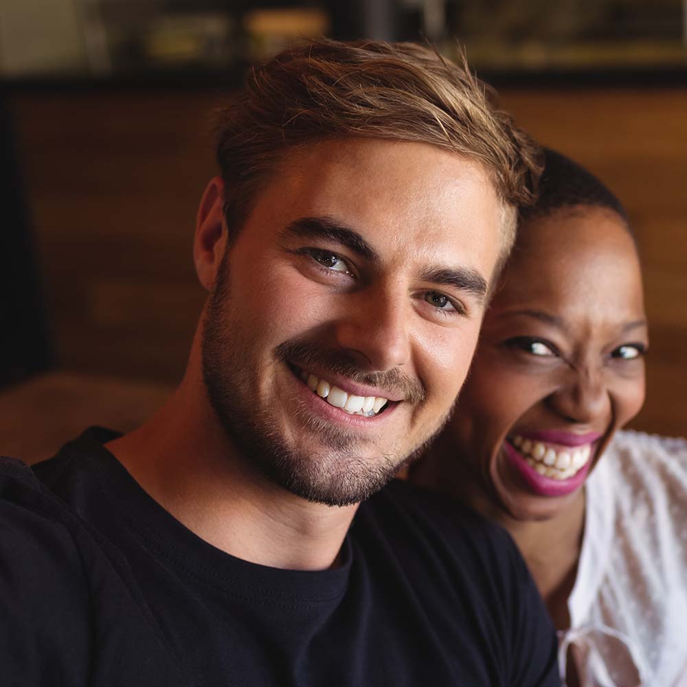 Casal feliz assistindo TV